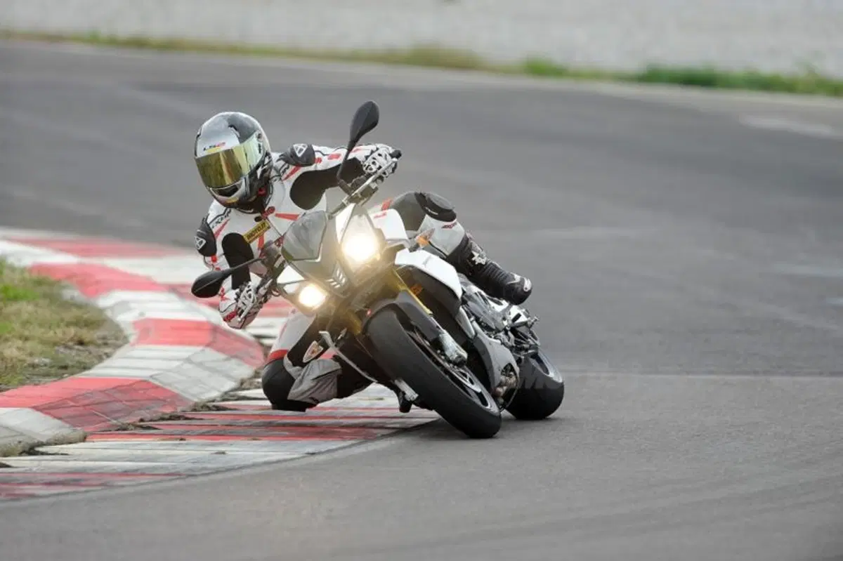 Aprilia Tuono V4R ABS (4)