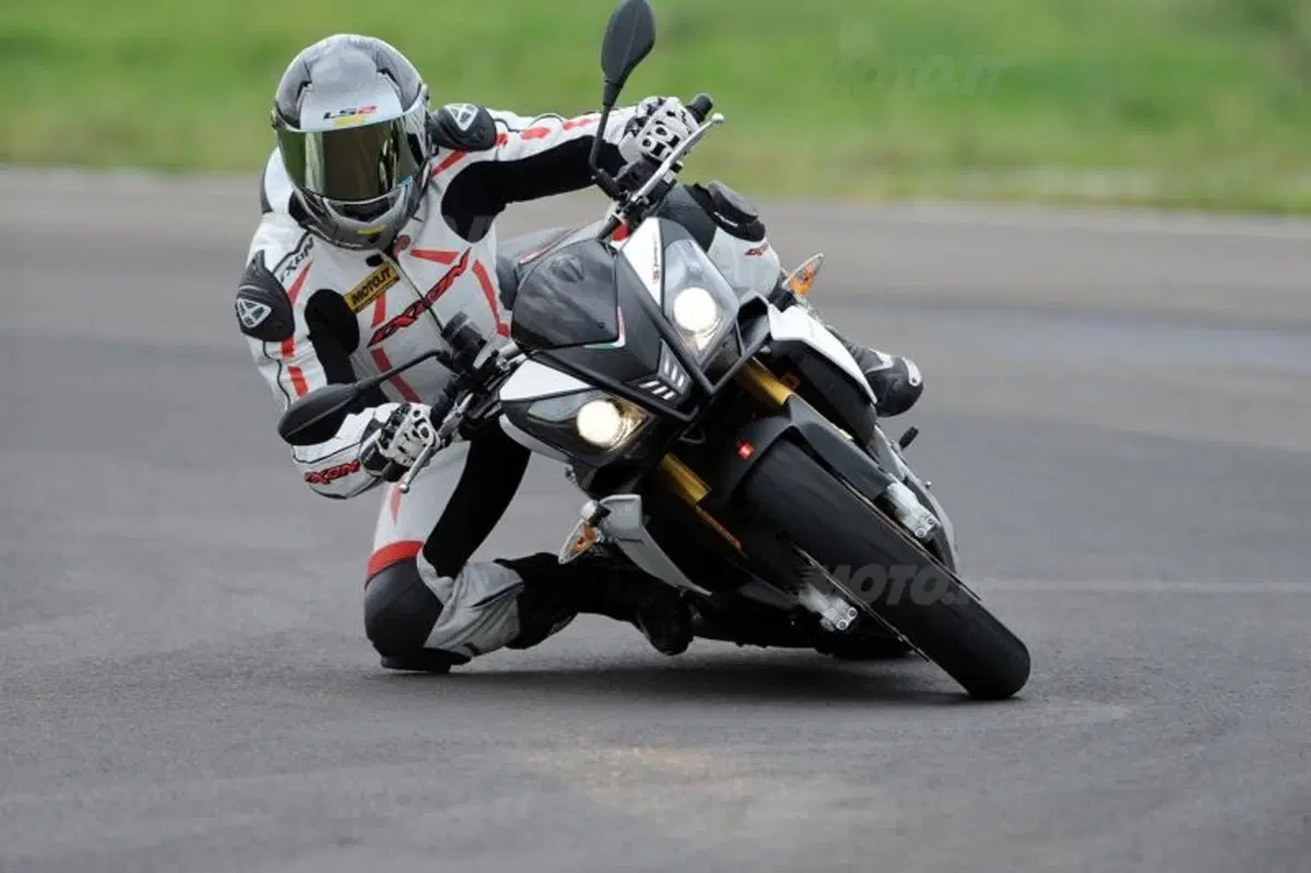 Aprilia Tuono V4R ABS (8)