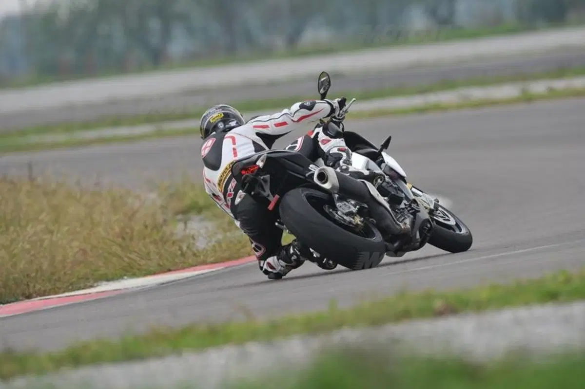 Aprilia Tuono V4R ABS (15)