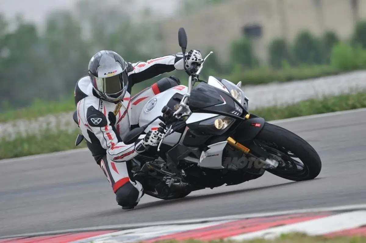 Aprilia Tuono V4R ABS (19)