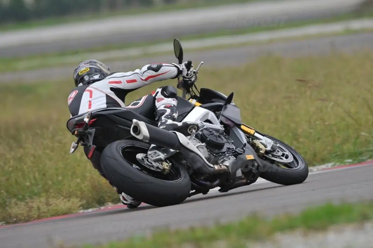 Aprilia Tuono V4R ABS (21)