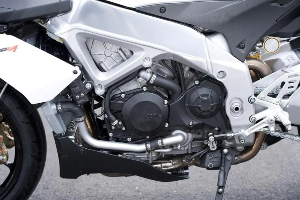 Aprilia Tuono V4R ABS (44)