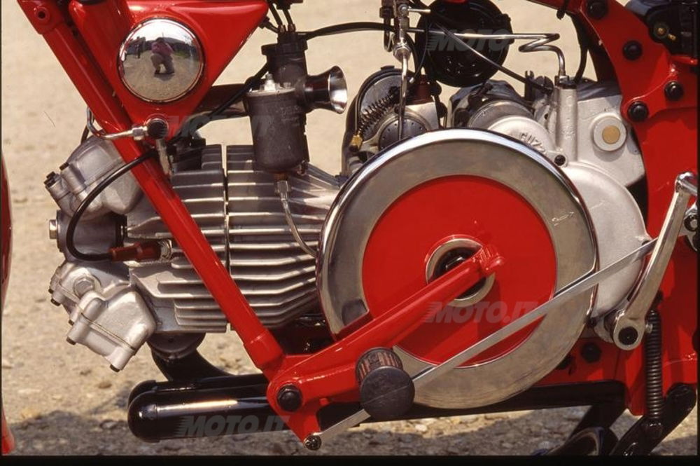 L'inconfondibile aspetto dei monocilindrici Guzzi di una volta, con il grosso volano esterno. Il 500 era a corsa corta, con trasmissione primaria a ingranaggi