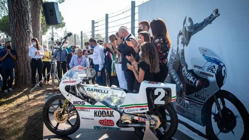 Imola, la cerimonia della dedica della "Curva Gresini"