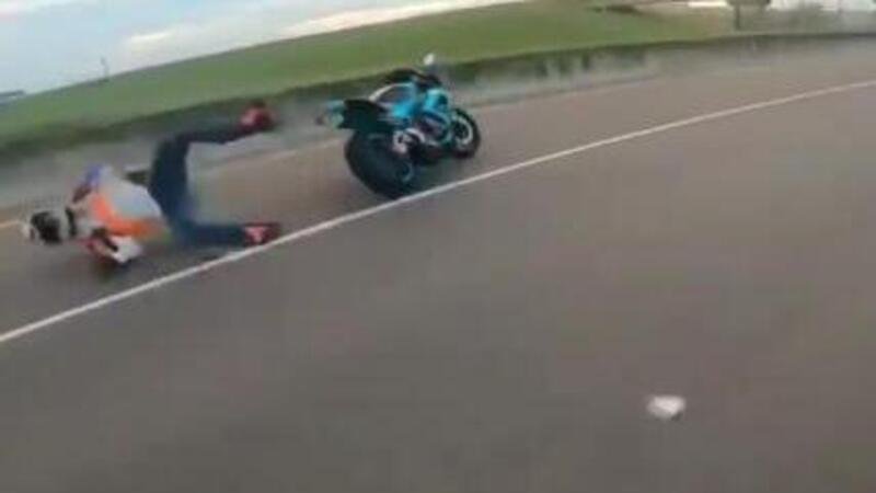 Motociclista travolto da un pick-up: lo schianto e poi la fuga [VIDEO CHOC]