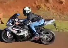 Con la BMW S1000RR il sorpasso è da sotto! [VIDEO]