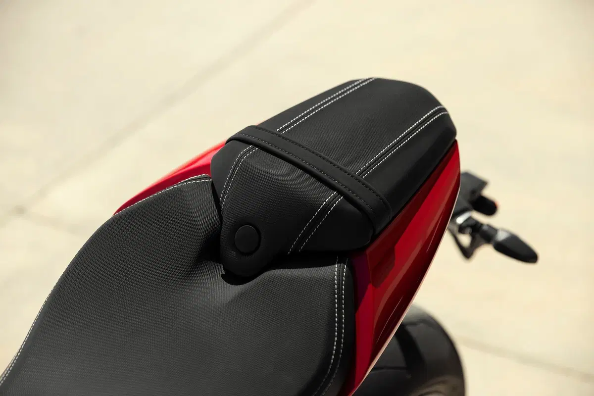 Nuova Triumph Speed Triple 1200 RR 2022: dati, foto e prezzo (5)