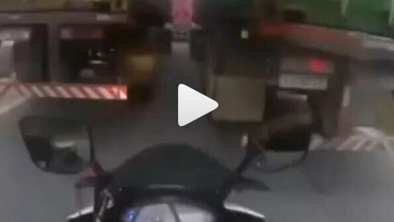Moto crash: distruggere una moto solo per evitare un po&rsquo; di coda [VIDEO]