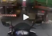 Moto crash: distruggere una moto solo per evitare un po’ di coda [VIDEO]