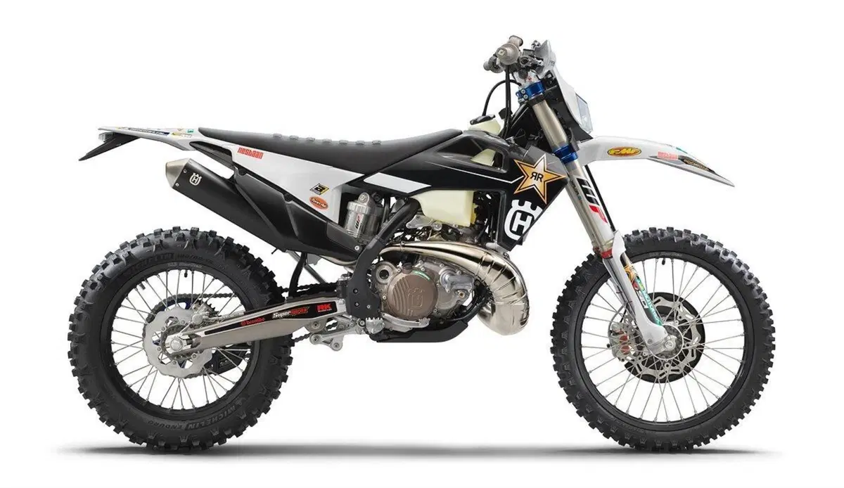 In vendita le enduro Husqvarna TE 300I e FE 350 Rockstar Edition 2022