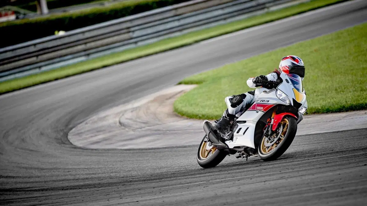 Yamaha YZF-R, livrea celebrativa per il 60° anniversario (12)