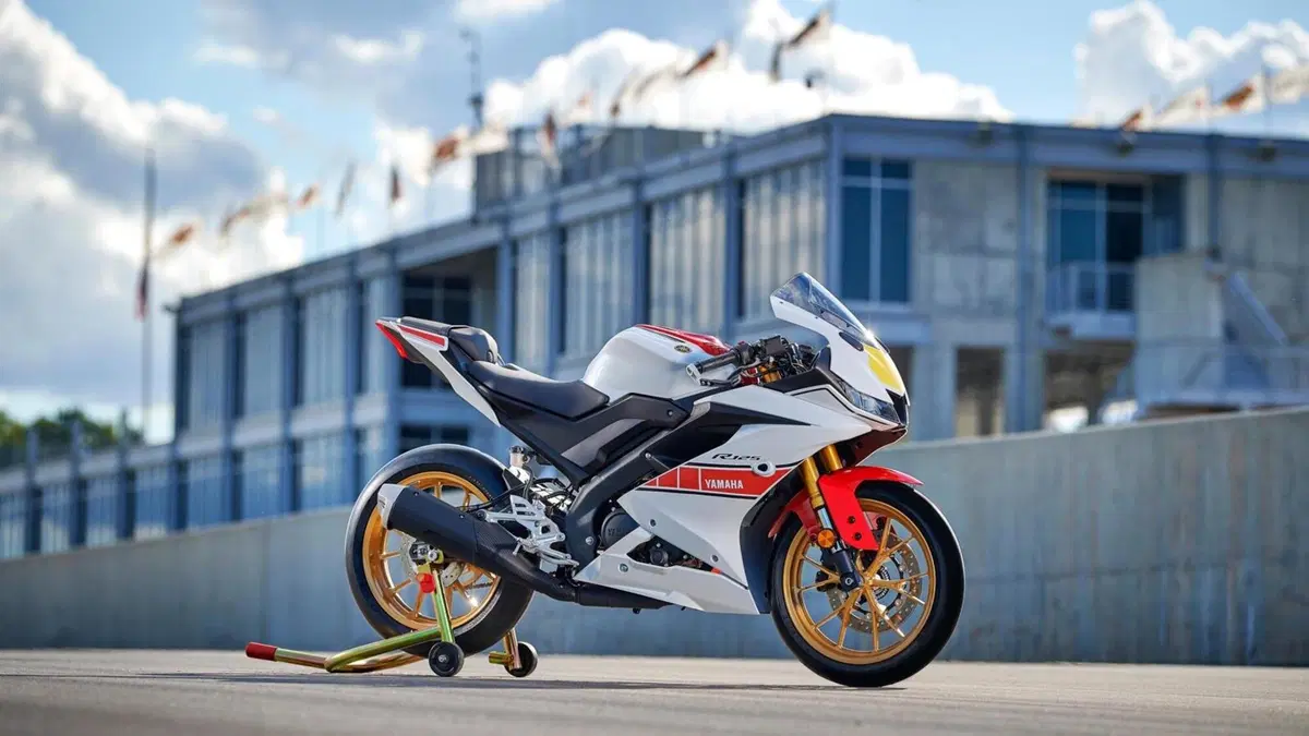 Yamaha YZF-R, livrea celebrativa per il 60° anniversario (19)