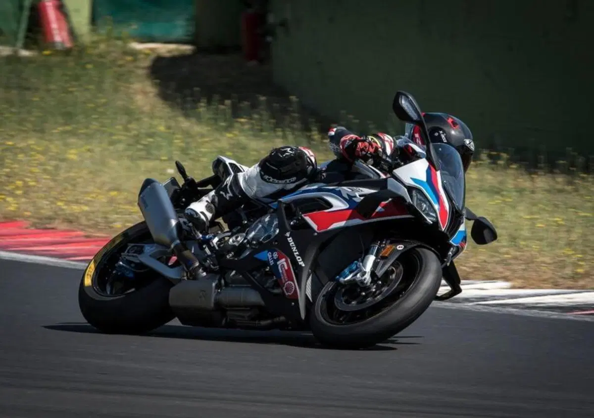 BMW richiede un brevetto per il controllo dell'inclinazione in curva
