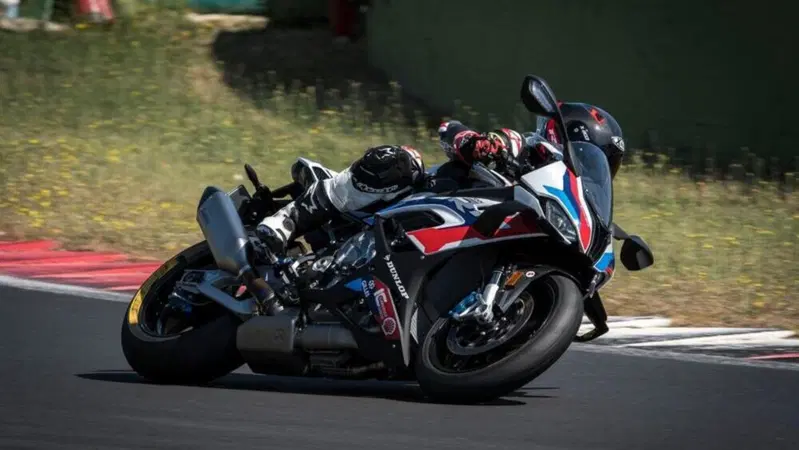 BMW richiede un brevetto per il controllo dell'inclinazione in curva