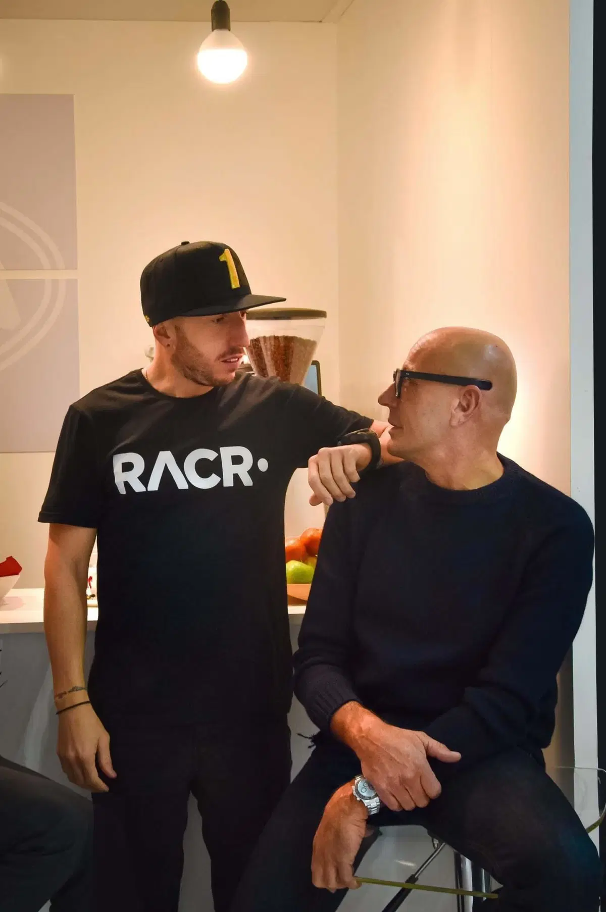 Antonio Locatelli (Airoh) e il suo saluto speciale a Tony Cairoli (2)