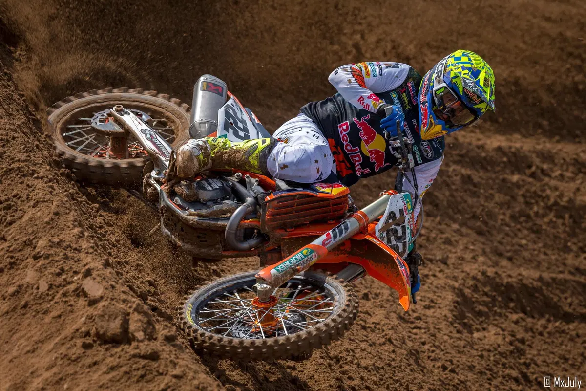 Antonio Locatelli (Airoh) e il suo saluto speciale a Tony Cairoli