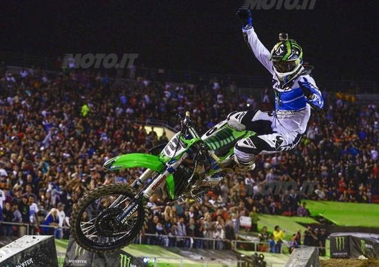 Stewart mattatore della Monster Cup; paurosa caduta per Villopoto