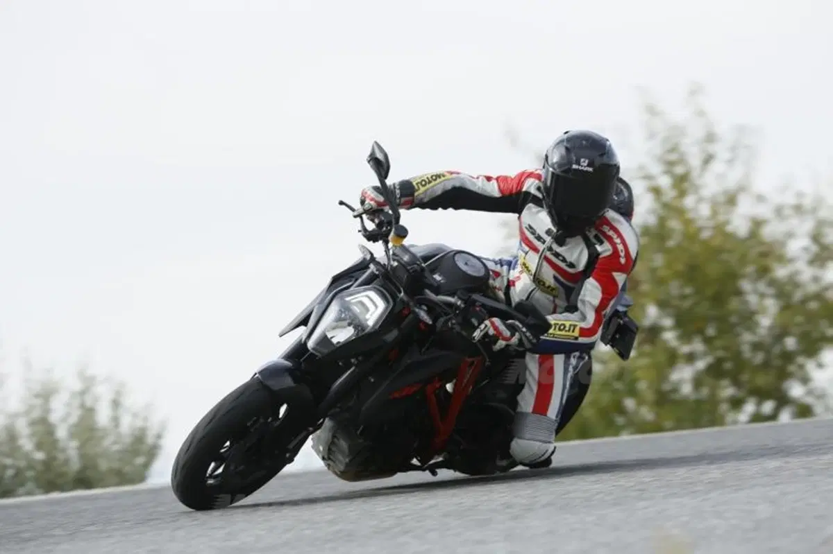 KTM 1290 Super Duke R (2)