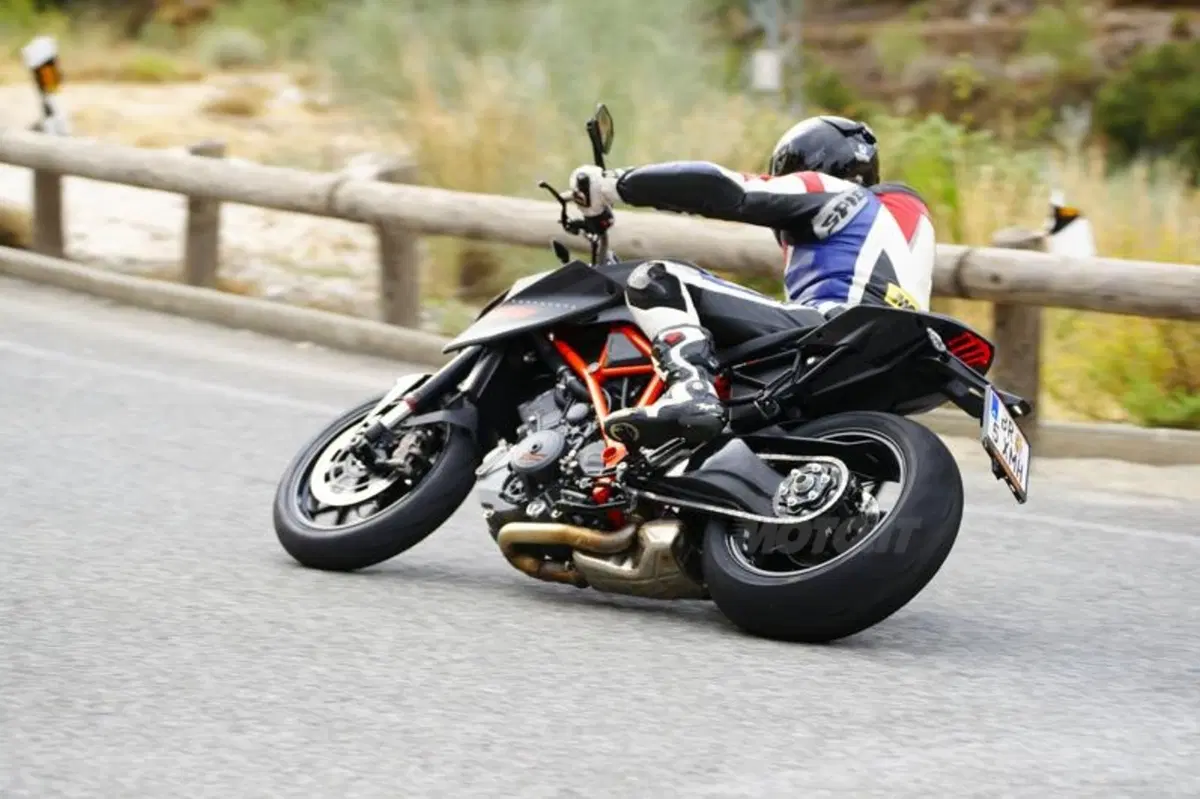 KTM 1290 Super Duke R (7)