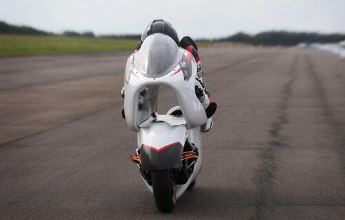 La moto elettrica col buco ha superato il primo test: punta al record di velocità