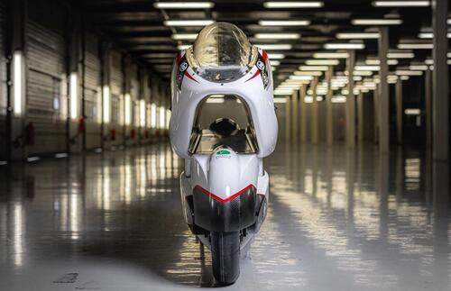 La moto elettrica col buco ha superato il primo test: punta al record di velocità (5)