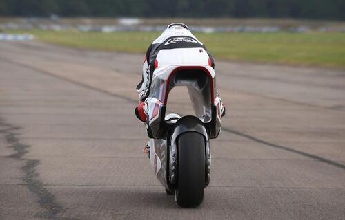 La moto elettrica col buco ha superato il primo test: punta al record di velocità (4)