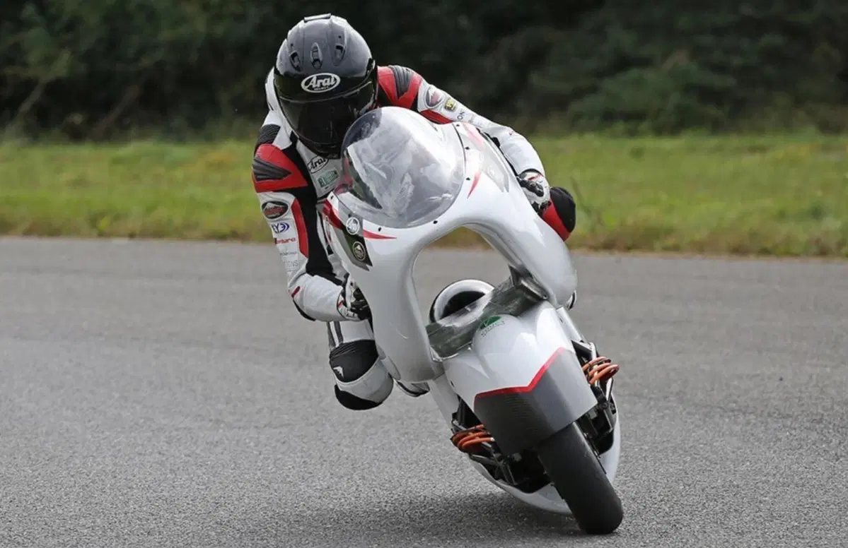La moto elettrica col buco ha superato il primo test: punta al record di velocità (3)