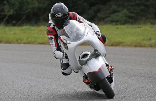 La moto elettrica col buco ha superato il primo test: punta al record di velocità (3)