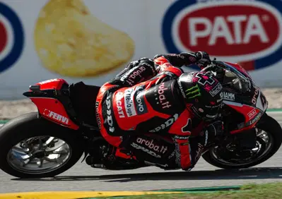 SBK 2021. GP di Catalunya a Barcellona: Scott Redding vince Gara1 sotto la pioggia, Bassani e Rinaldi sul podio