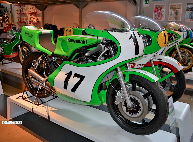 6- Dalla Mach IV stradale la Kawasaki ha derivato la H2R destinata alle gare delle 750. Nel 1975 tale moto &egrave; stata dotata di raffreddamento ad acqua diventando la KR 750, qui mostrata. Andava forte ma contro le Yamaha, nate specificamente per le competizioni, c&rsquo;era poco da fare