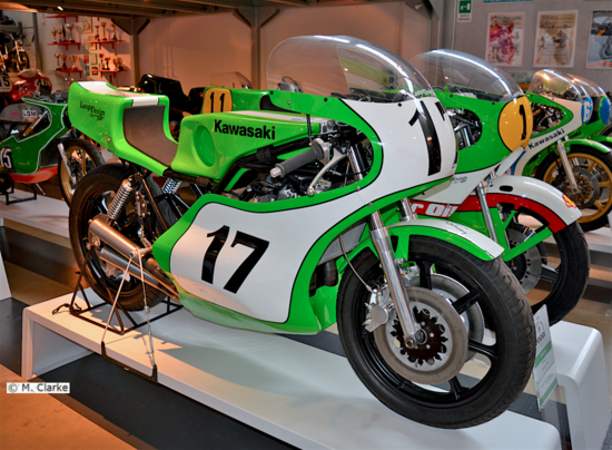 6- Dalla Mach IV stradale la Kawasaki ha derivato la H2R destinata alle gare delle 750. Nel 1975 tale moto è stata dotata di raffreddamento ad acqua diventando la KR 750, qui mostrata. Andava forte ma contro le Yamaha, nate specificamente per le competizioni, c’era poco da fare