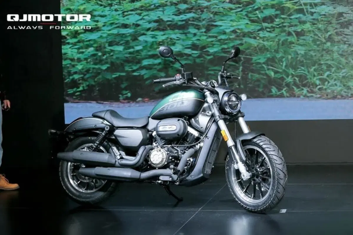 QJ Motor lancia la naked Yi 550 e la cruiser Flash 300S