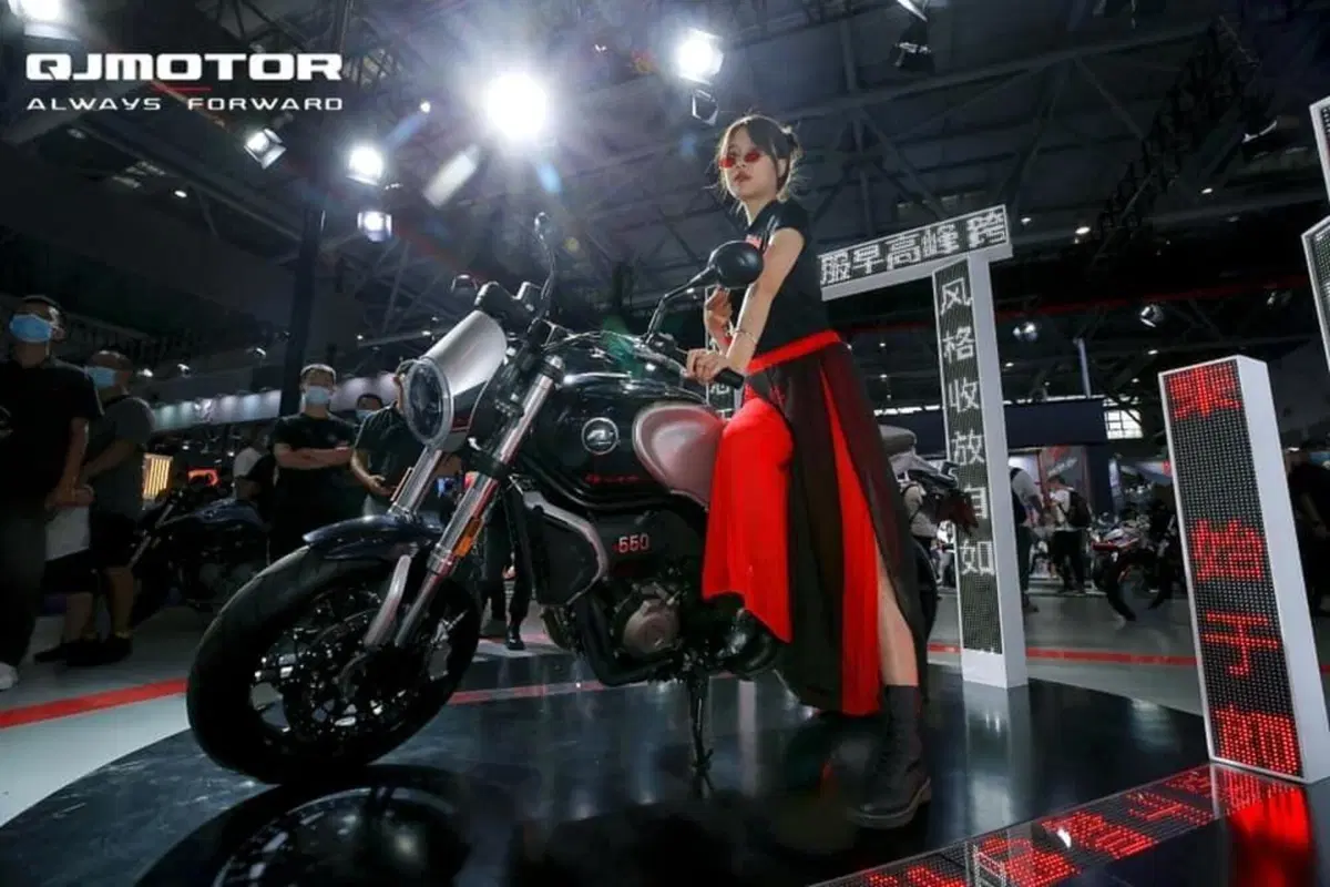 QJ Motor lancia la naked Yi 550 e la cruiser Flash 300S (7)