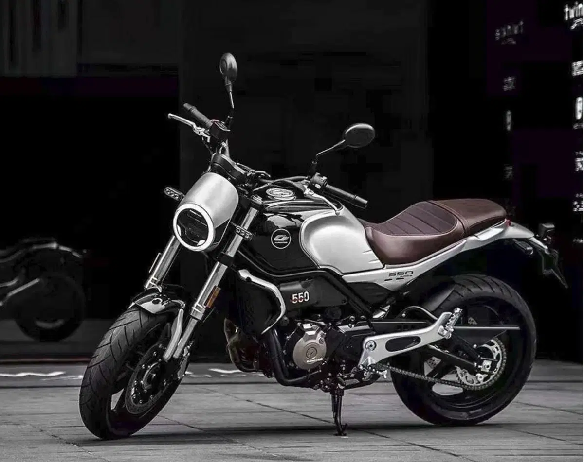 QJ Motor lancia la naked Yi 550 e la cruiser Flash 300S (3)