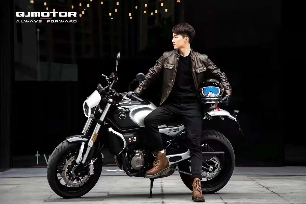 QJ Motor lancia la naked Yi 550 e la cruiser Flash 300S