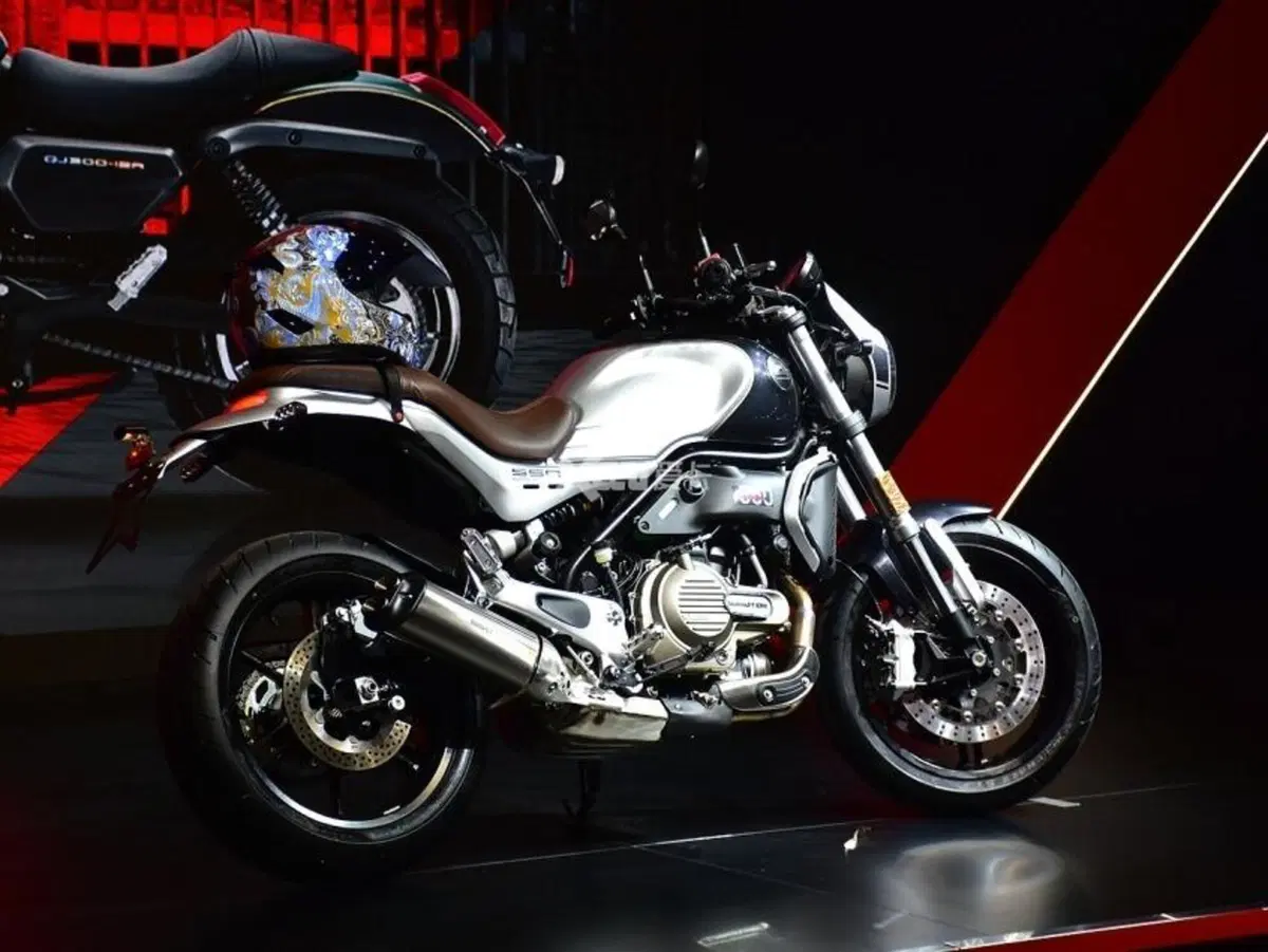 QJ Motor lancia la naked Yi 550 e la cruiser Flash 300S (4)