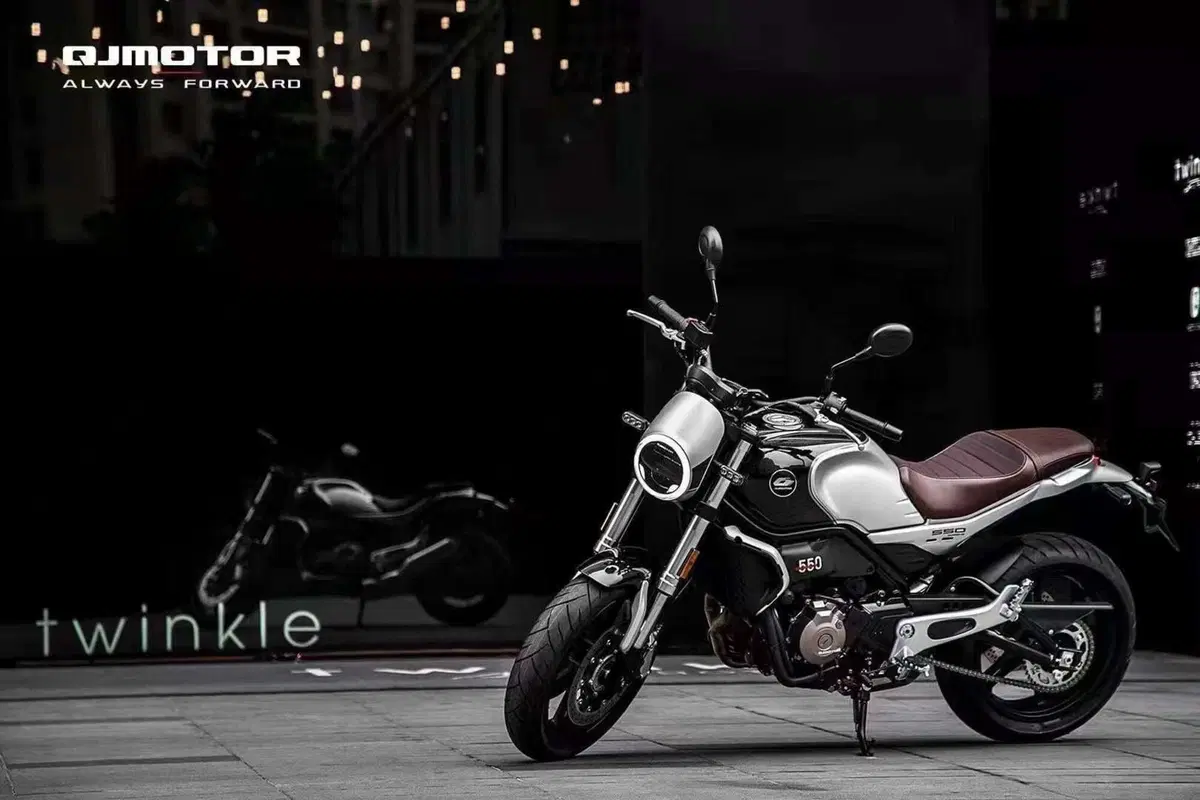 QJ Motor lancia la naked Yi 550 e la cruiser Flash 300S (5)