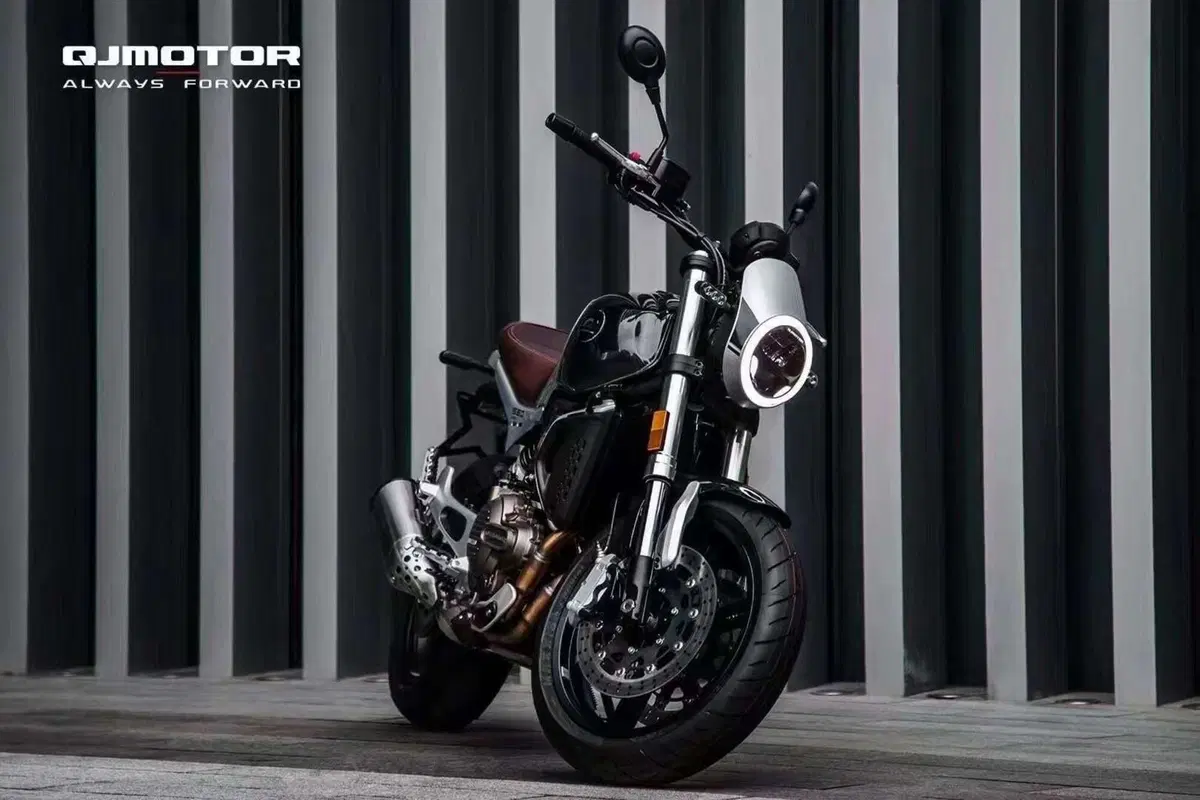 QJ Motor lancia la naked Yi 550 e la cruiser Flash 300S (2)