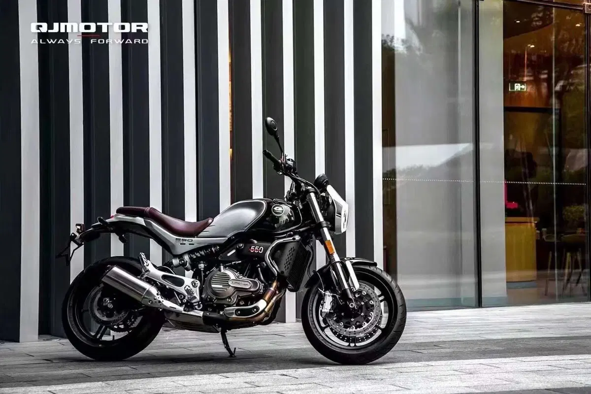 QJ Motor lancia la naked Yi 550 e la cruiser Flash 300S (6)