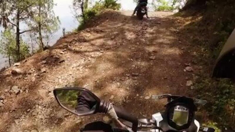 Moto crash. KTM Duke e Royal Enfield Himalayan: solo una ce l&rsquo;ha fatta [VIDEO VIRALE]