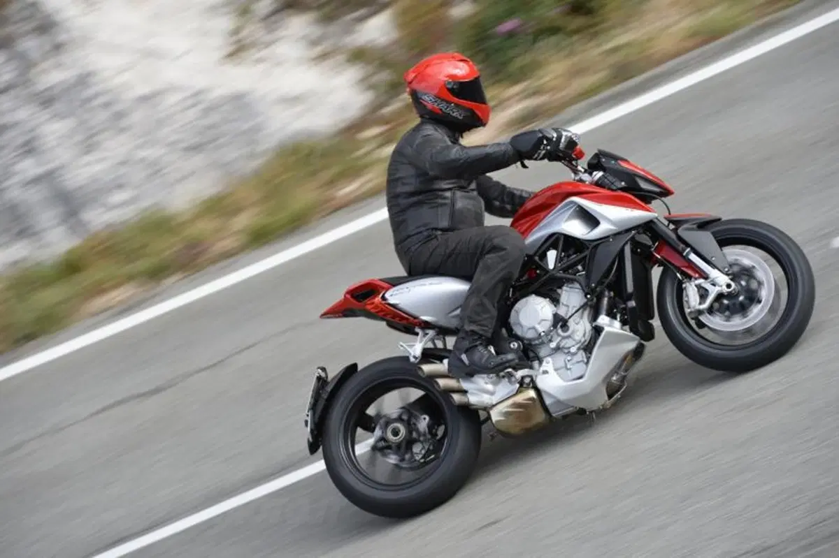 MV Agusta Rivale 800 (2)
