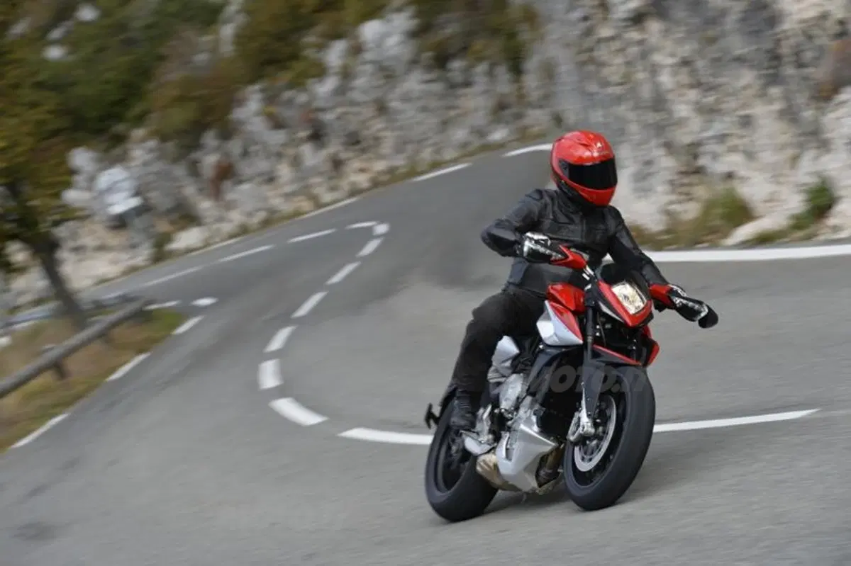MV Agusta Rivale 800 (4)