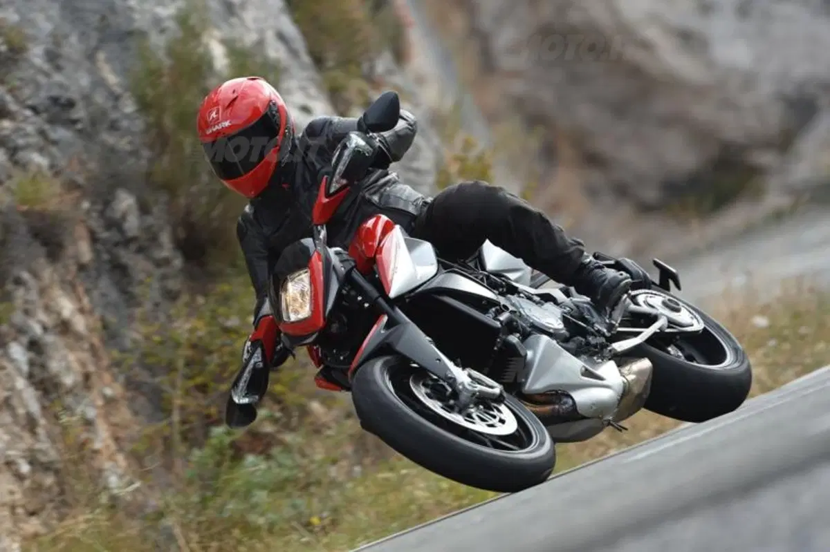 MV Agusta Rivale 800 (18)