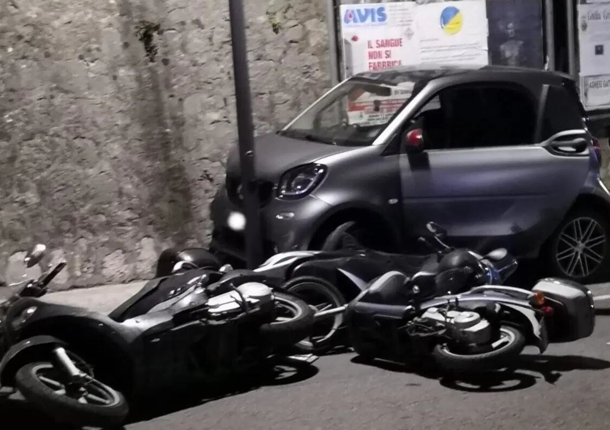 Maiori (SA): perde il controllo dell'auto e fa "strike" di scooter