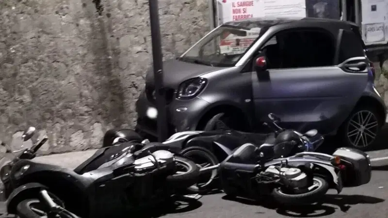 Maiori (SA): perde il controllo dell'auto e fa "strike" di scooter