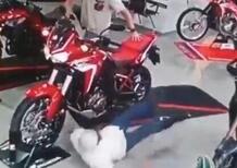 Moto fail: la Honda Africa Twin che non voleva essere venduta [VIDEO VIRALE]