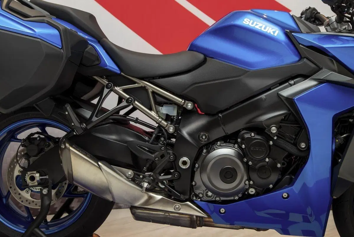 Suzuki GSX-S 1000GT 2022. Dati e prezzo della nuova sport touring (12)