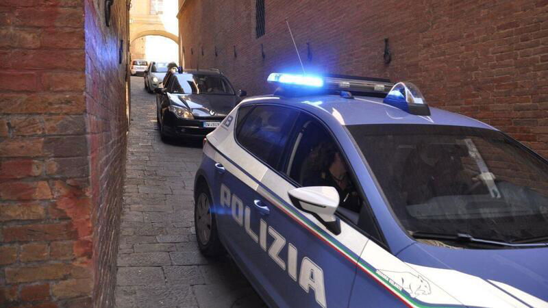 Siena: incendia scooter del fidanzato per gelosia, denunciata