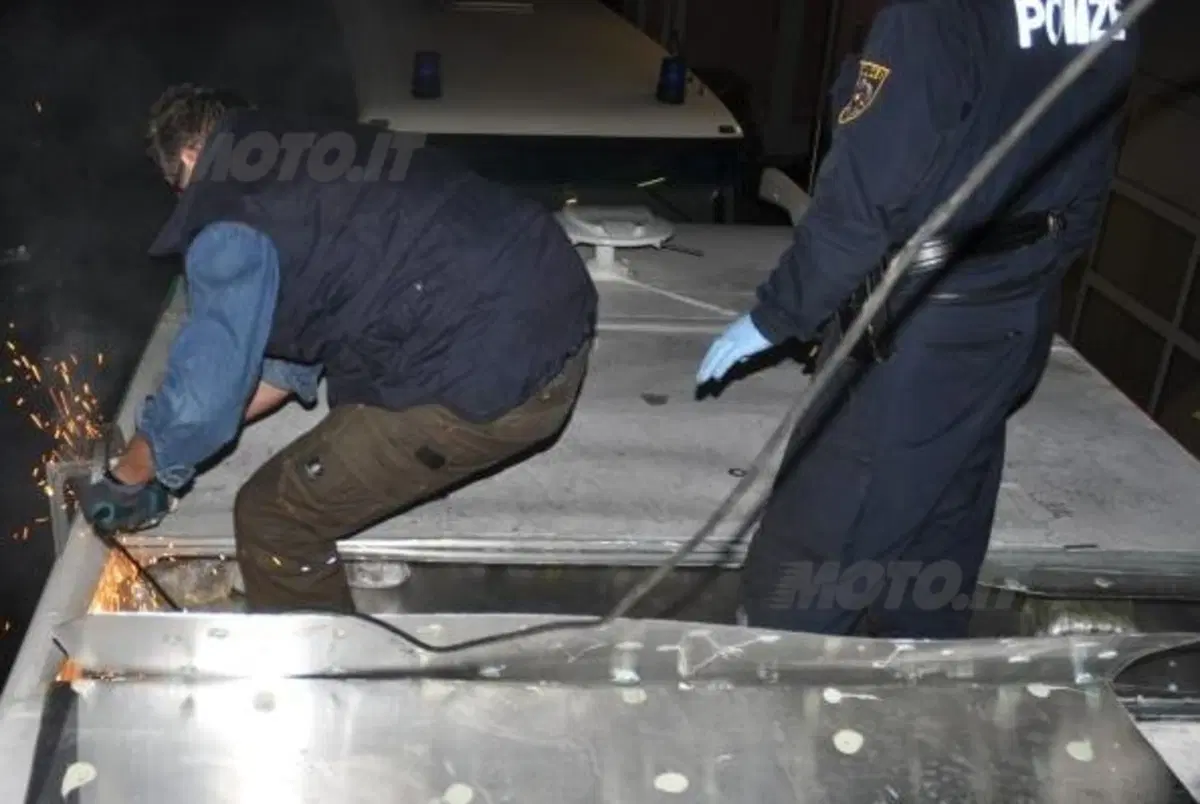 Finto Camion di Motocross trasporta 500 kg di droga. Arrestati due italiani (3)