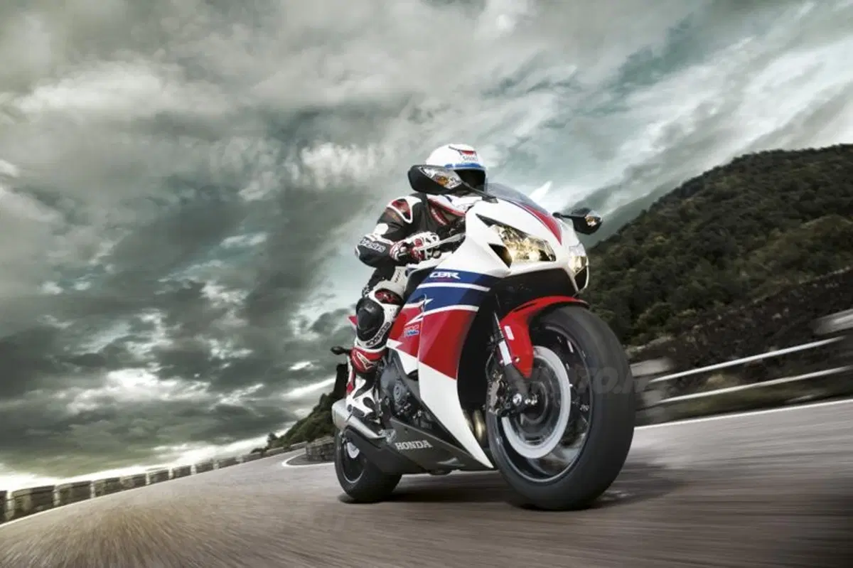 EICMA 2013. Honda CBR1000RR Fireblade (7)
